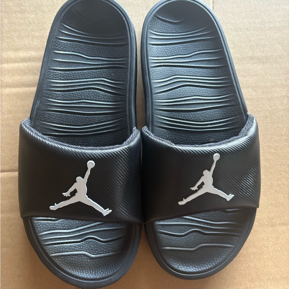 Jordan youth Black Slides